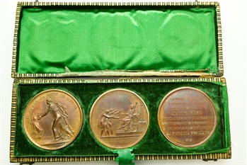 Louis XVIII, coffret de 3 médailles (le retour du Roi, la Charte, Jeanne d&rsquo;Arc), 1814-1818 Paris