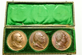 Louis XVIII, coffret de 3 médailles (le retour du Roi, la Charte, Jeanne d&rsquo;Arc), 1814-1818 Paris